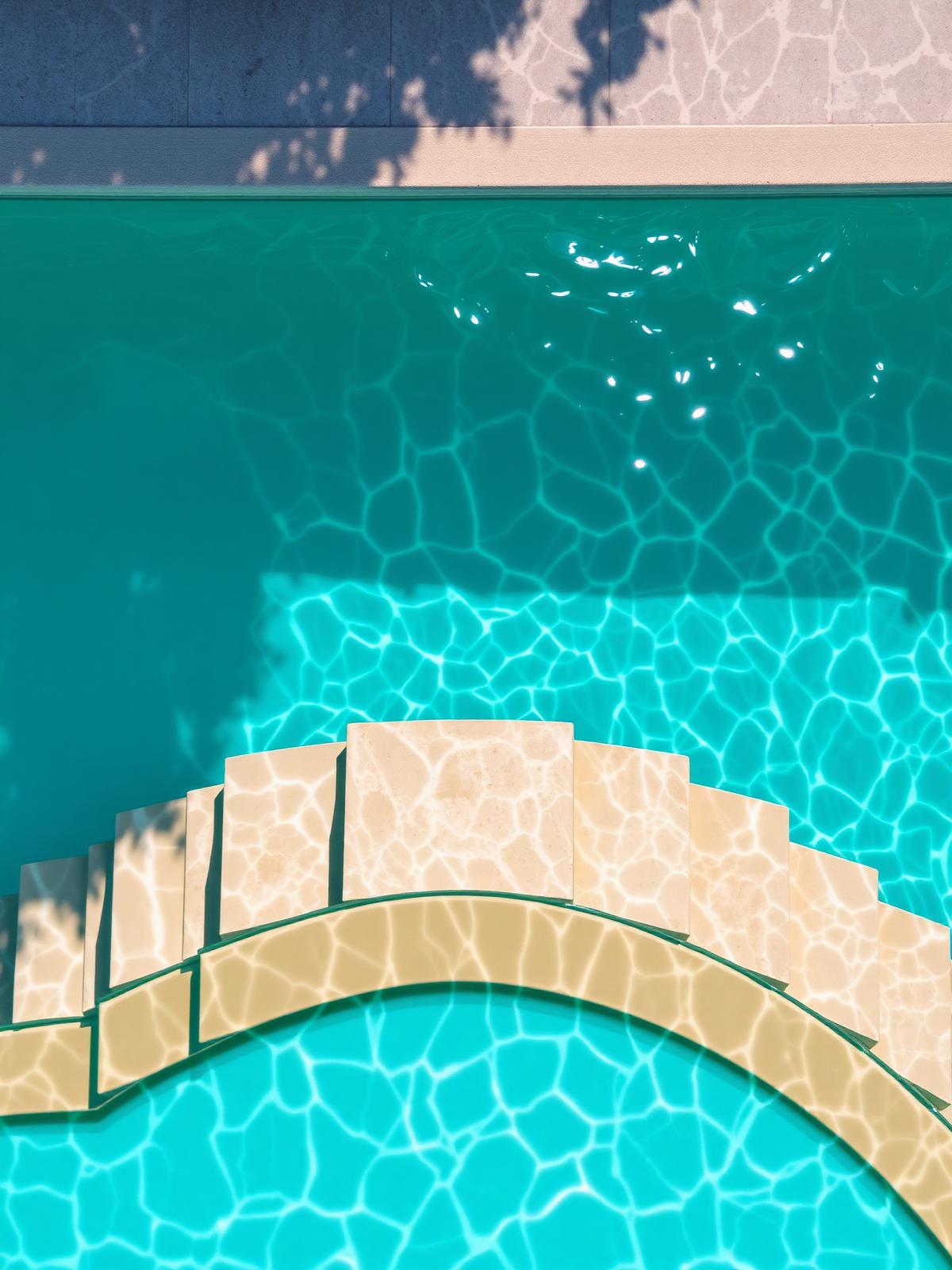 Eau turquoise cristalline d'une piscine rénovée en Provence